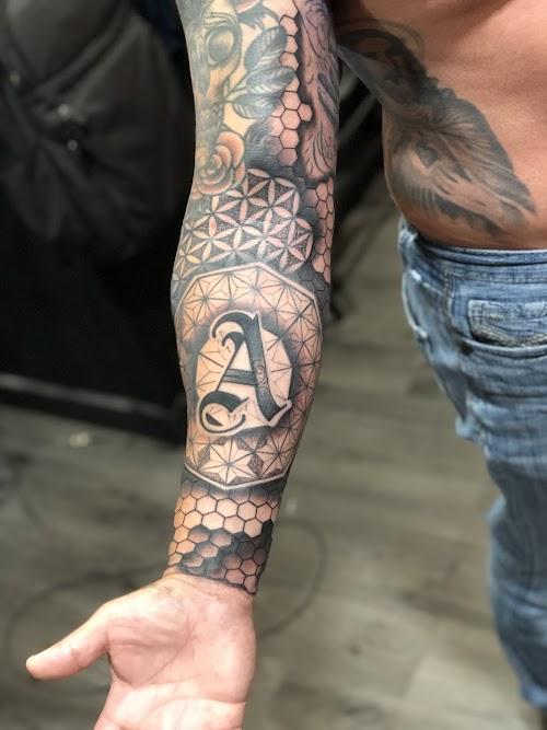 10-32 Tattoo Studio